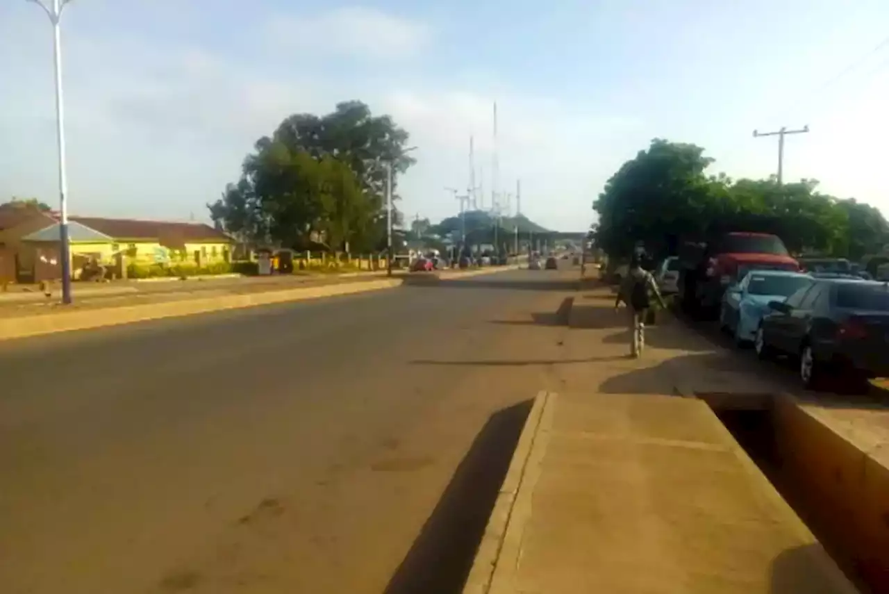 JUST IN: Protesting Youths Block Jos-Abuja High Way