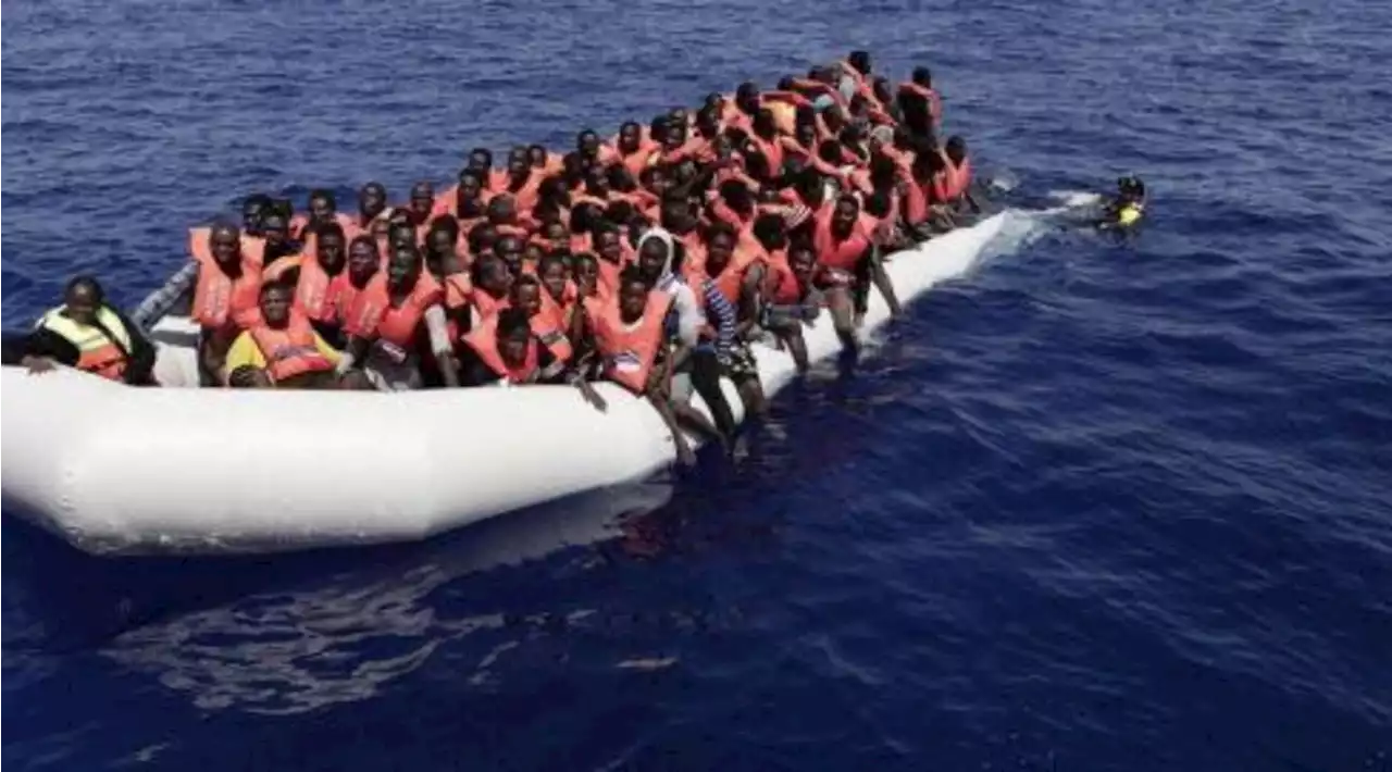 Gestivano viaggi in Paesi Ue per migranti arrivati in Italia: 25 fermi