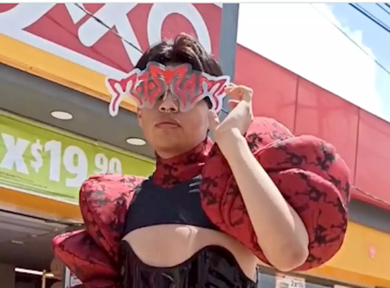 Recrea lentes de Rosalía para el concierto y Oxxo protagoniza spot