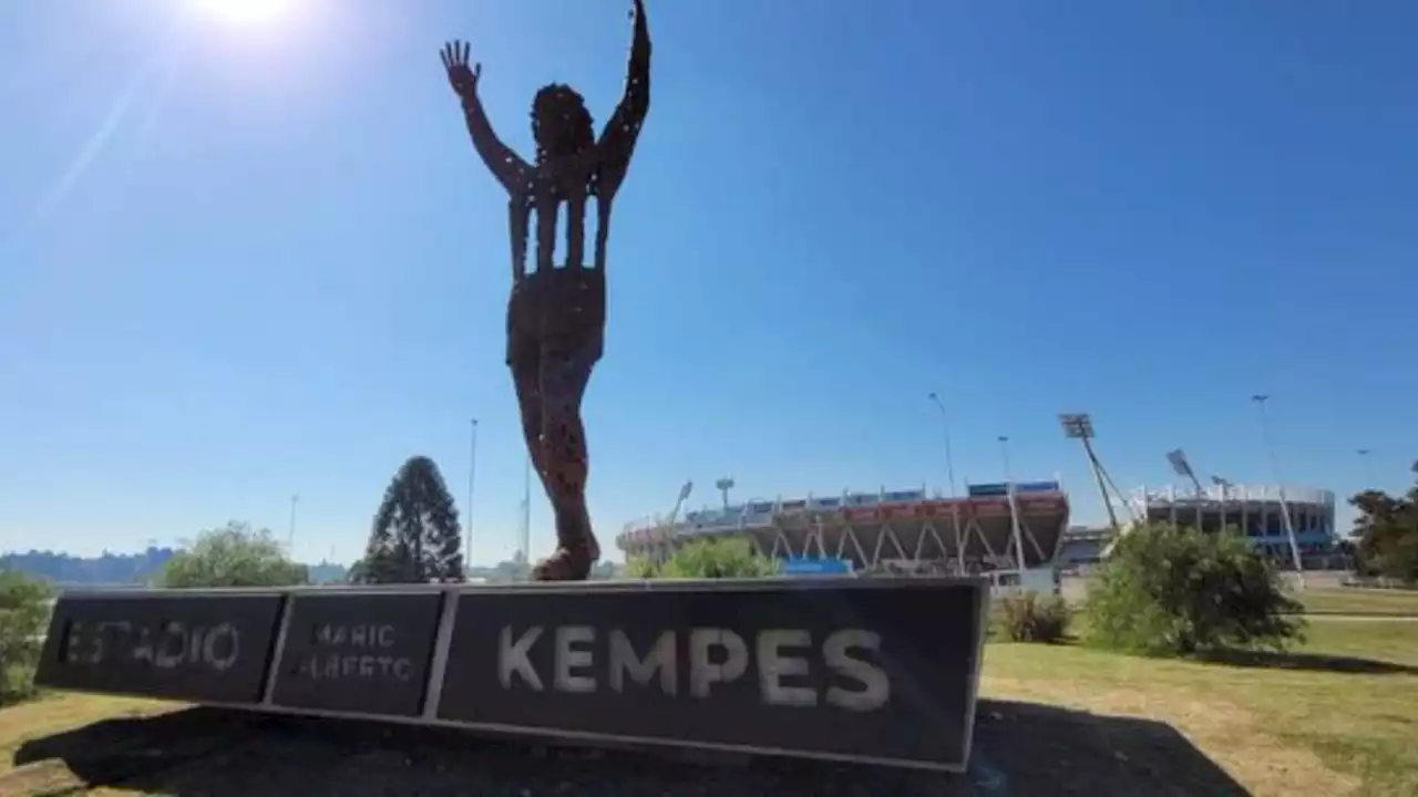 Inauguraron una estatua de 8,5 metros en homenaje a Mario Kempes