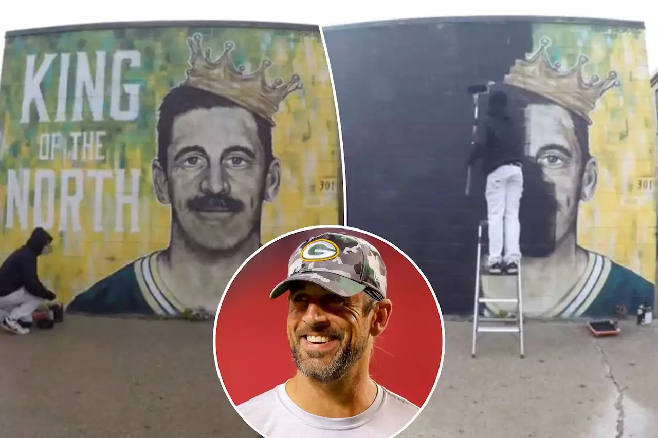 Green Bay artist paints over Aaron Rodgers mural hours after Jets trade: ‘End of an era’