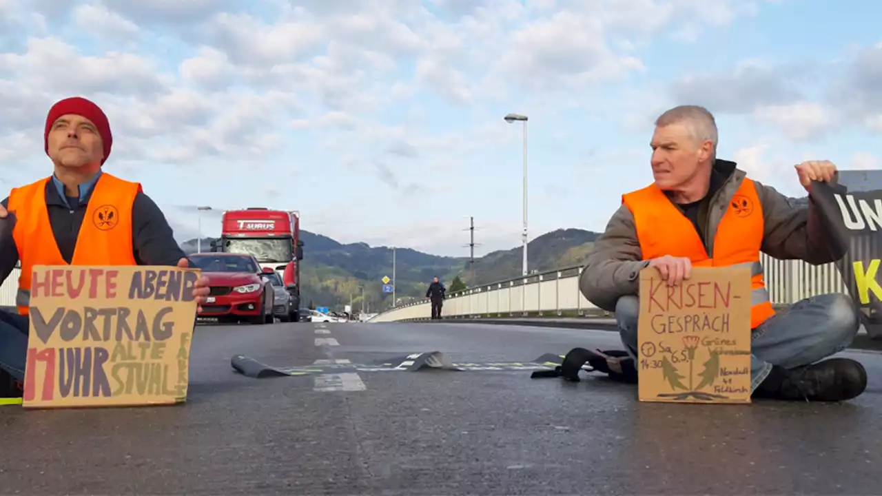 Klima-Kleber blockieren Grenzbrücke zur Schweiz