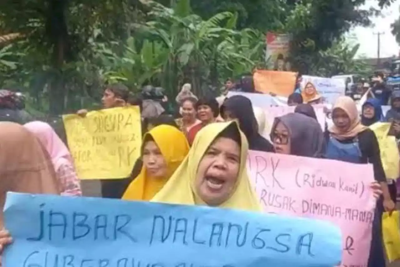 Emak-emak di Cikembar Protes Jalan Rusak, Ridwan Kamil Kena Semprot