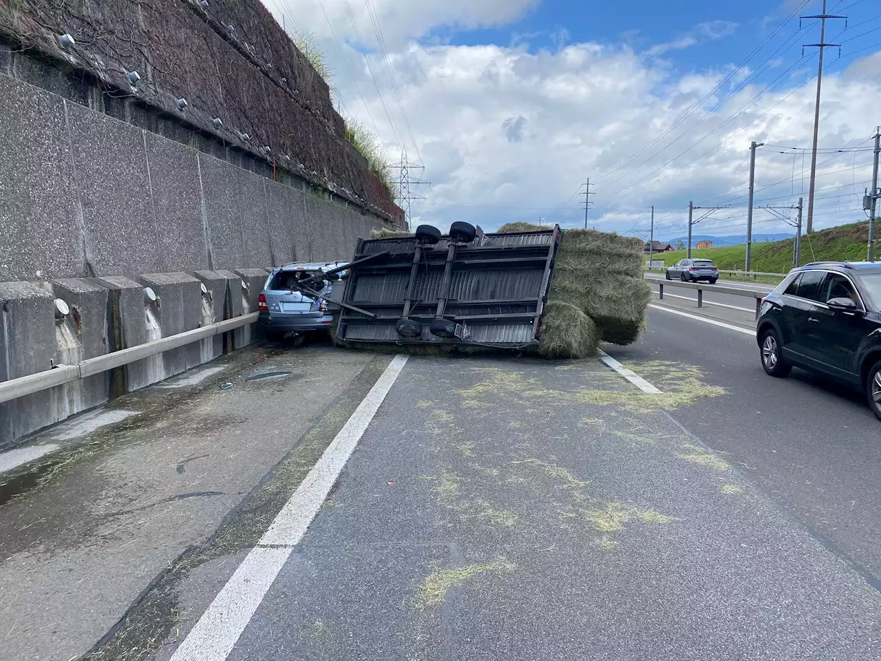 Risch Rotkreuz ZG / A4: Anhänger mit Heuballen auf Autobahn gekippt