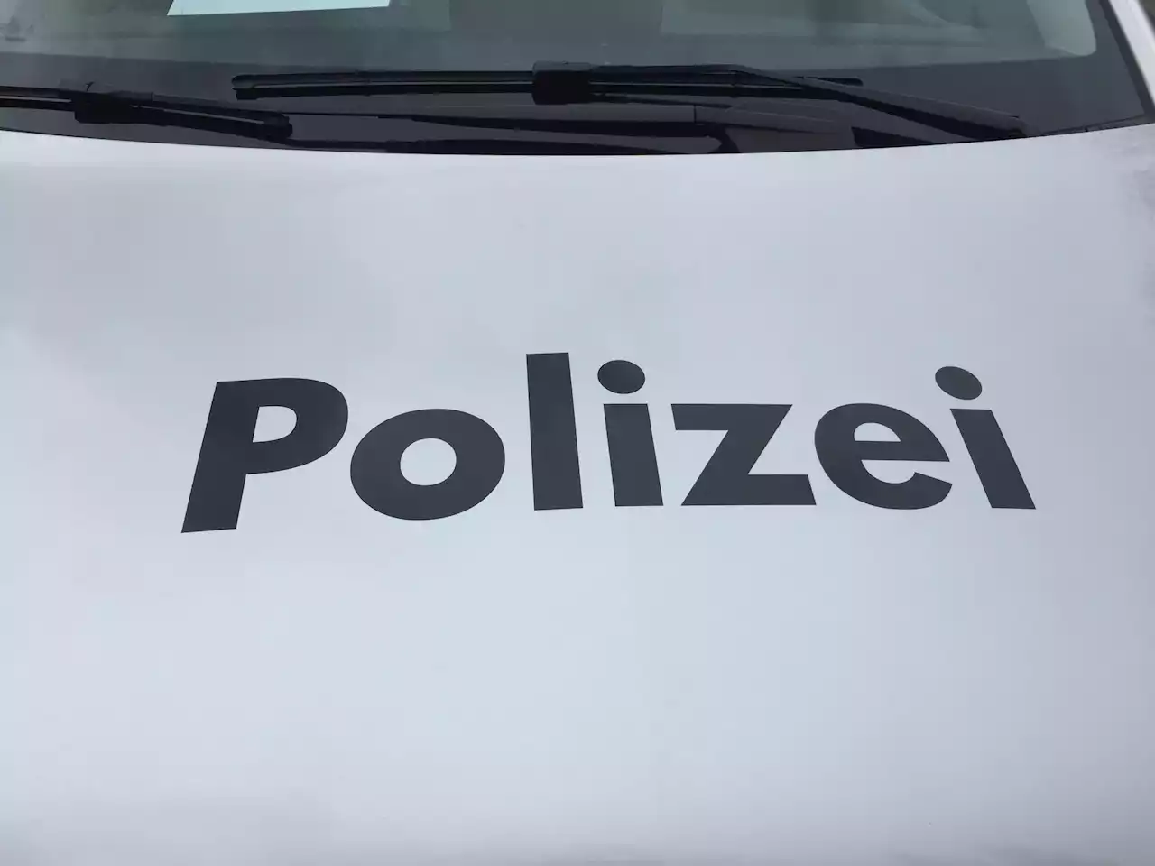 Stadt Luzern LU: Kickboard-Fahrer nach Kollision mit Auto verletzt – Zeugenaufruf