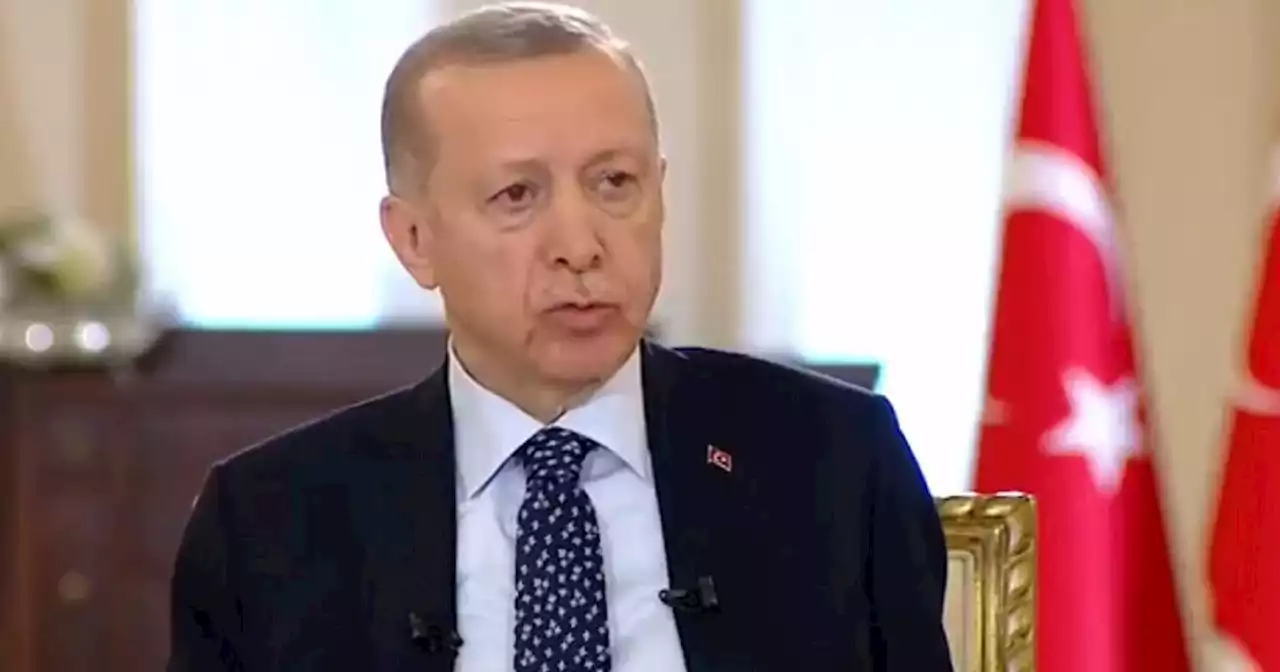 Malore in diretta Tv per Erdogan: il presidente turco fatica a parlare, lo spavento del giornalista