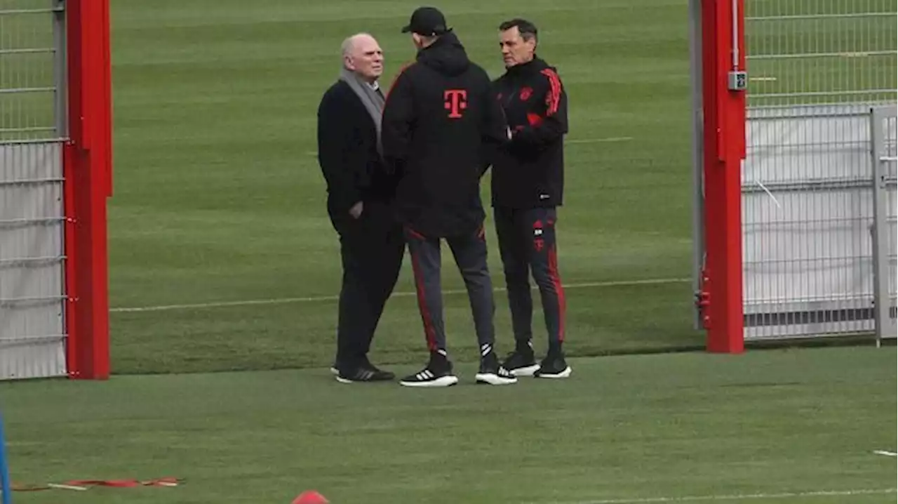 Bundesliga - FC Bayern München: Uli Hoeneß beim Training - Lebhafte Diskussion mit Thomas Tuchel