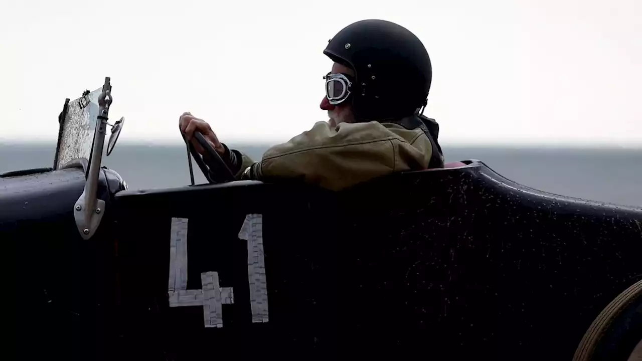 British classic car lovers 'Race The Wave' | Pictures | Reuters