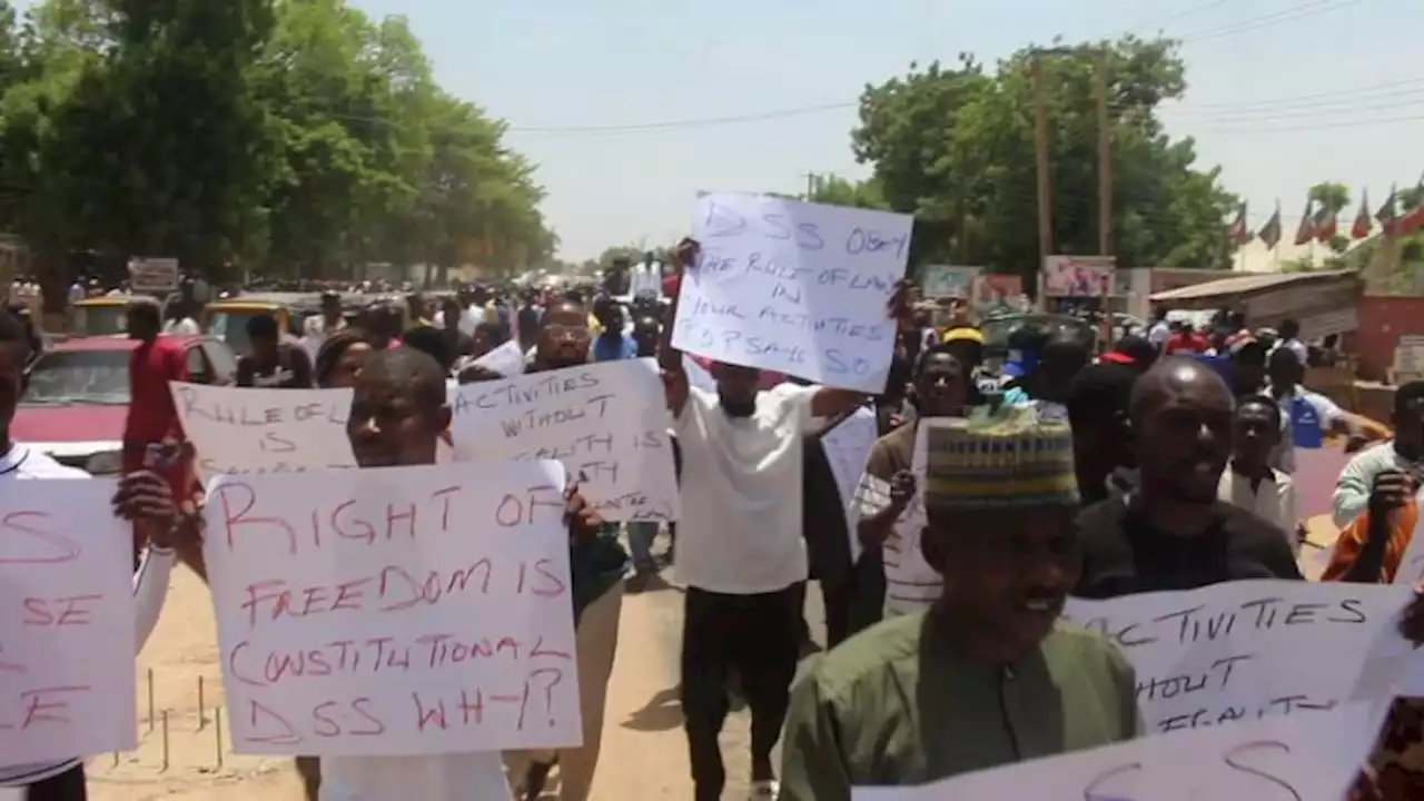 PDP Supporters Storm Adamawa Office Of Nigeria's Secret Police, DSS, Demand Release Of Detained Party Members Accused Of Assaulting Officer | Sahara Reporters