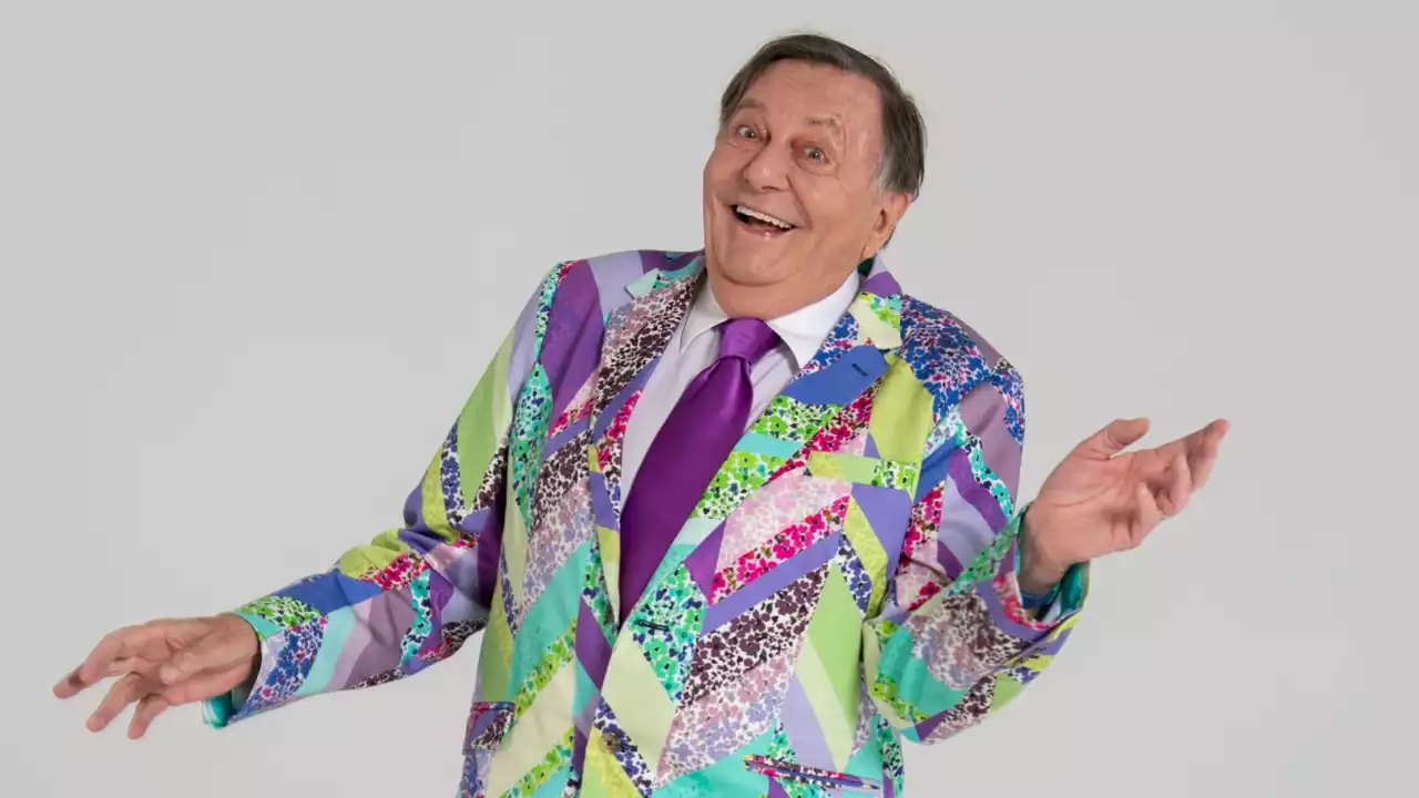 Melbourne Comedy Festival not paying tribute to Barry Humphries is ‘disgraceful’