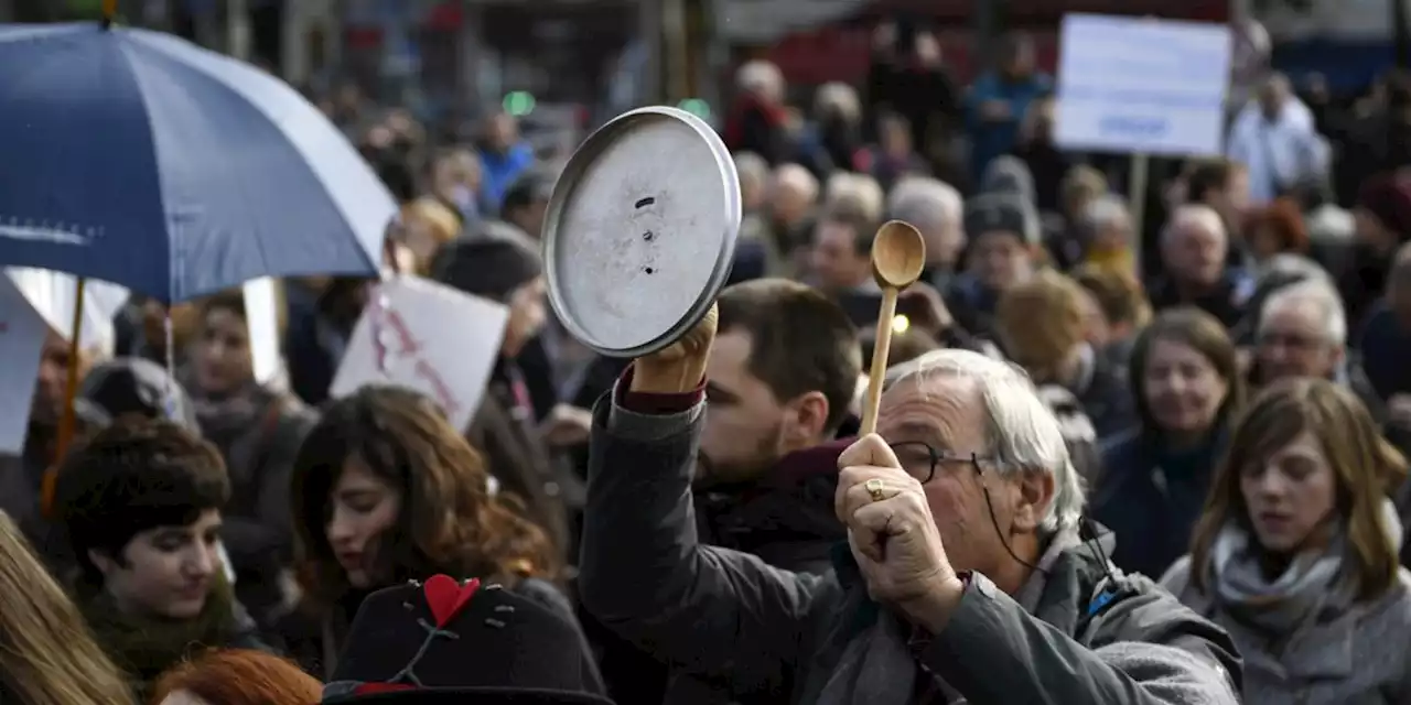 « Casserolades « : du Moyen Âge à Macron en passant l’OAS et l’Islande, d’où viennent les concerts de casseroles ?