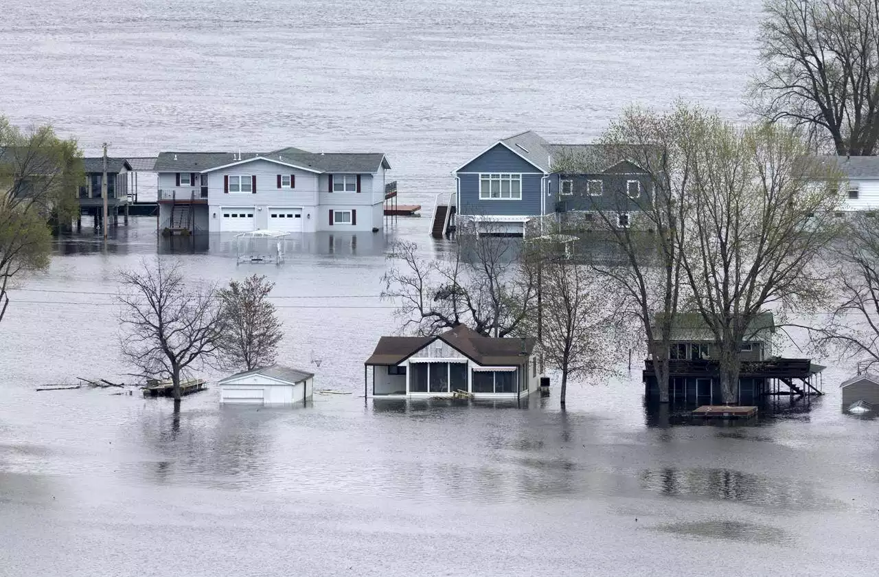 Mississippi River flooding prompts evacuations, sandbagging - Terrace Standard