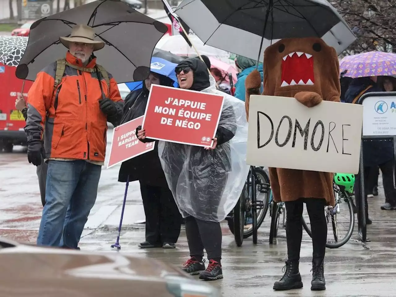 PSAC consolidating Ottawa picket lines, holding media scrum on Parliament Hill Wednesday