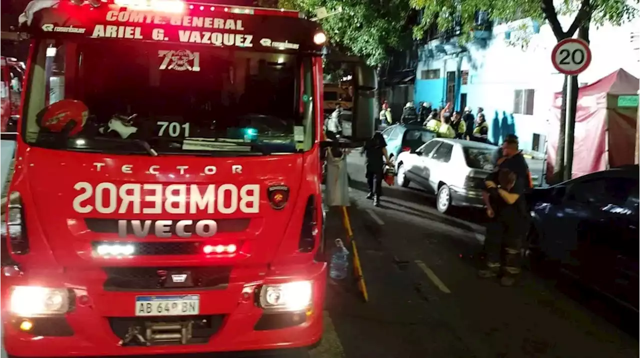 Tragedia en Floresta: los bomberos buscan a una mujer de 72 años desaparecida tras el derrumbe de una casa