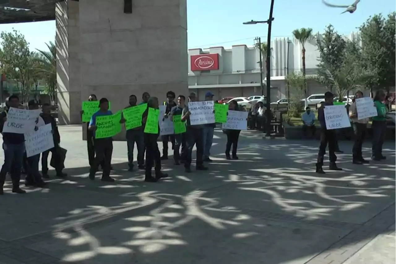 Continúan protestas de obreros de AHMSA; ahora en la Plaza Principal de Monclova