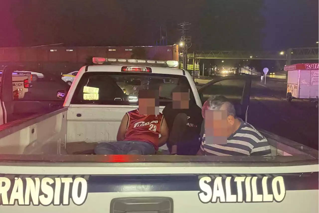 Traileros provocan persecución y chocan contra patrulla de Tránsito en Saltillo