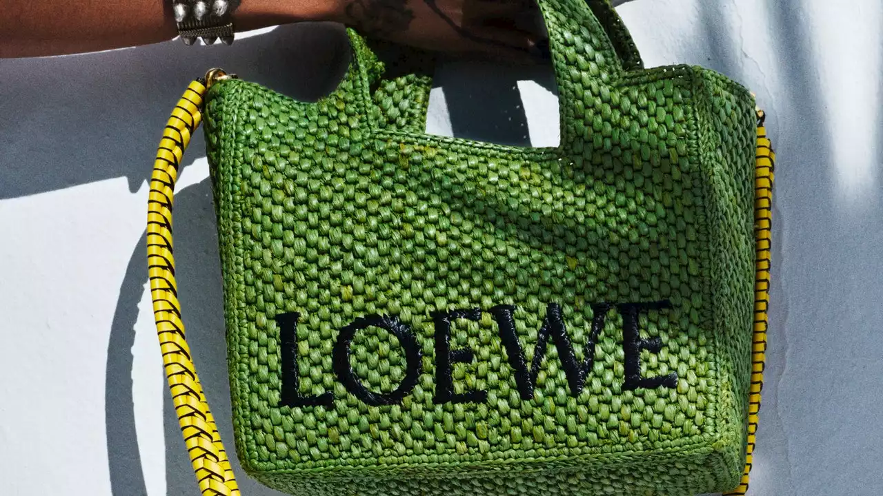 La nueva colección de Loewe Paula’s Ibiza se inspira en la música y vas a querer cada prenda y complemento