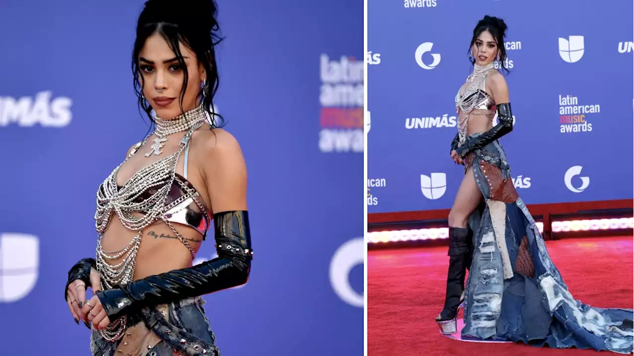 Danna Paola luce como diosa latina con falda de mezclilla y botas peep-toe en los Latin AMAs