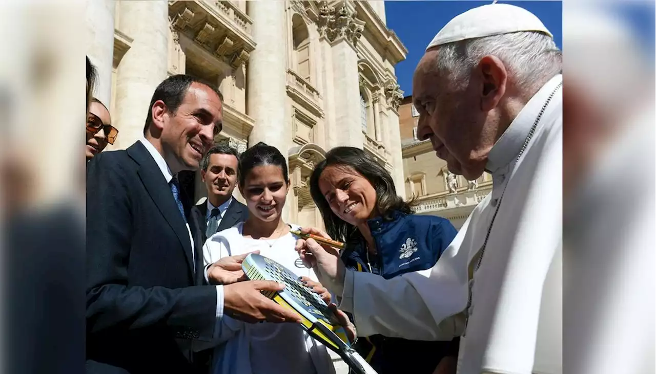 Papa Francisco firmó la conocida 'Pala de la Solidaridad': será subastada para ayudar a familias pobres