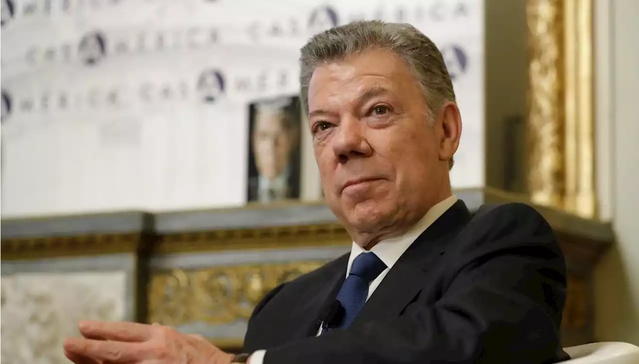 Santos dice que Petro 'se siente acorralado' y le pide 'mantener la moderación'