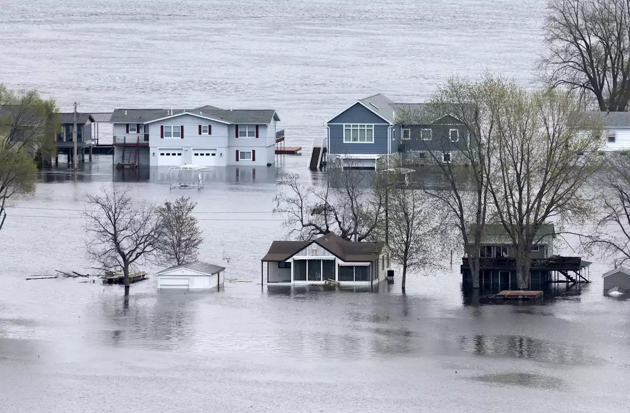 Mississippi River flooding prompts evacuations, sandbagging