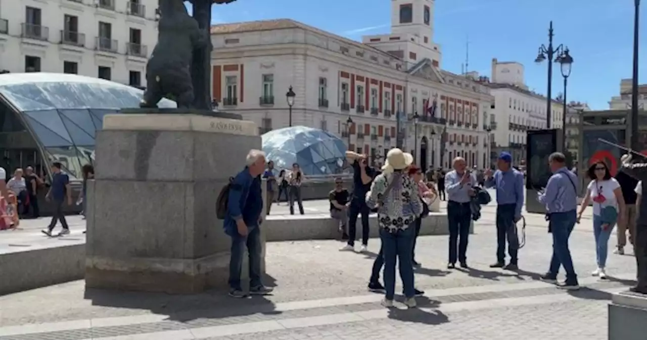 Spare the bear: Sculpture of Spain's rifle-wielding ex-king puzzles onlookers