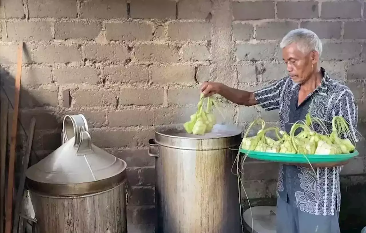 Lebaran Ketupat Tiba, Pengrajin di Blitar Kebanjiran Orderan