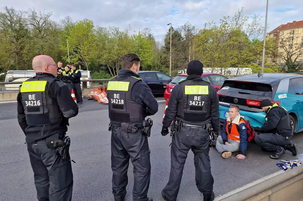 Newsblog zur Letzten Generation: Aktivisten legen Verkehr auf der A100 lahm – Stau