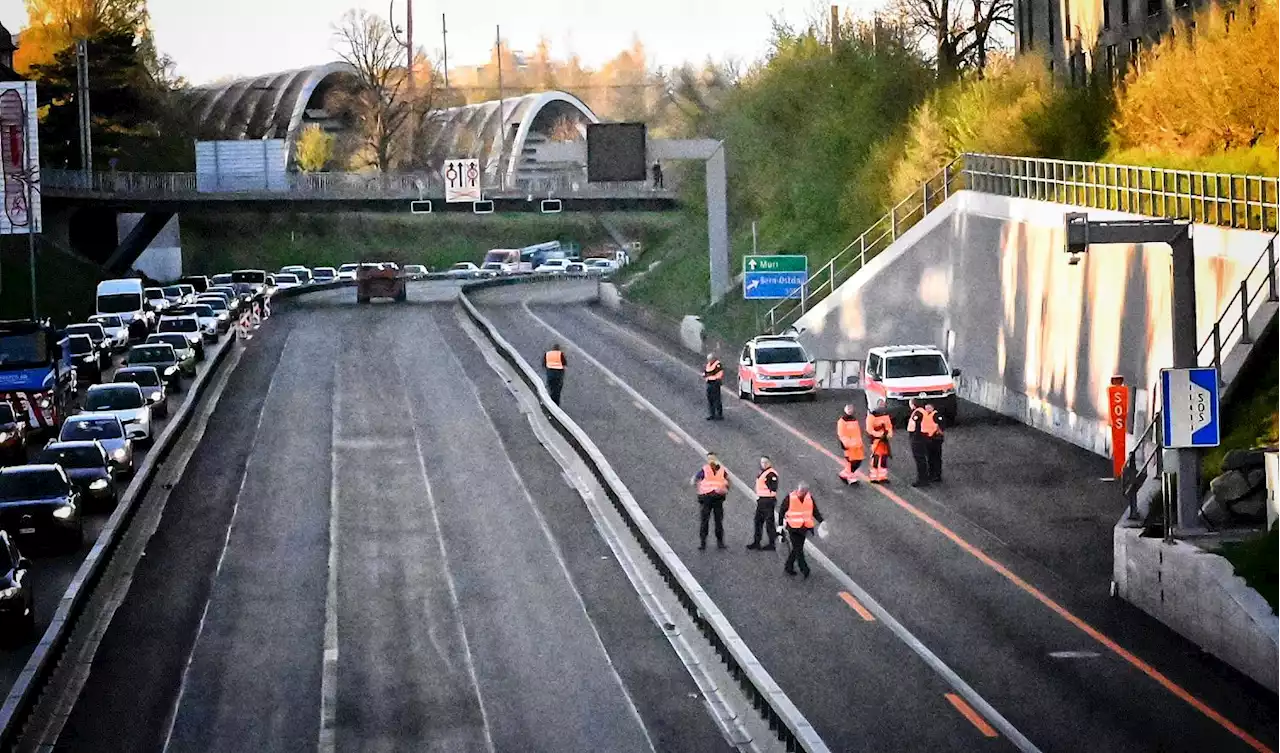 A6 bei Bern zeitweise gesperrt – Es fielen Schüsse: Falschfahrer flüchtet in geklautem Polizeiauto