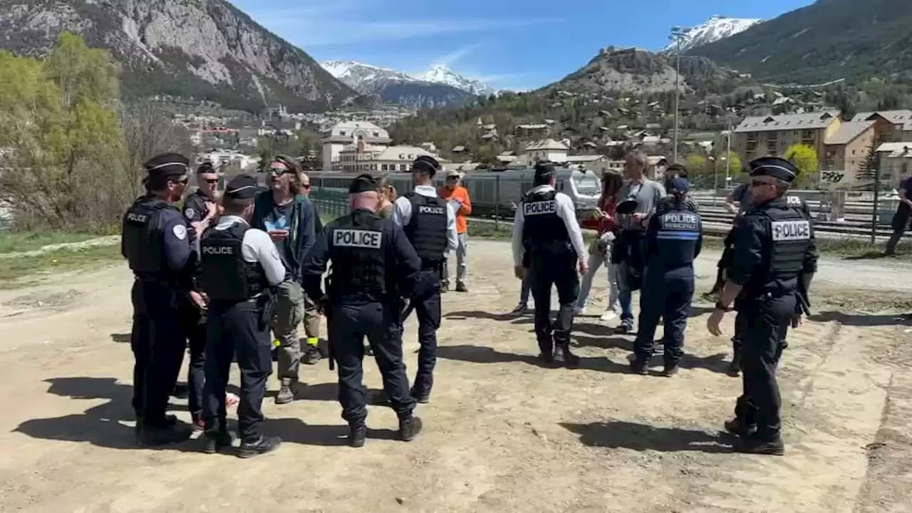 Hautes-Alpes: des manifestants accueillent Renaud Muselier avec des casseroles à Briançon