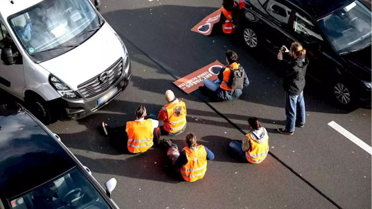 Mann geht mit Feuerzeug auf angeklebten Klima-Aktivisten los