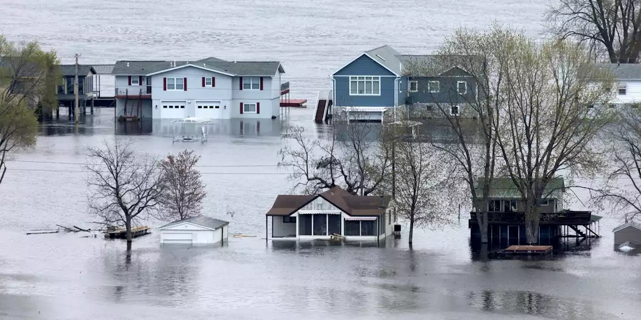 Mississippi River flooding prompts evacuations, sandbagging