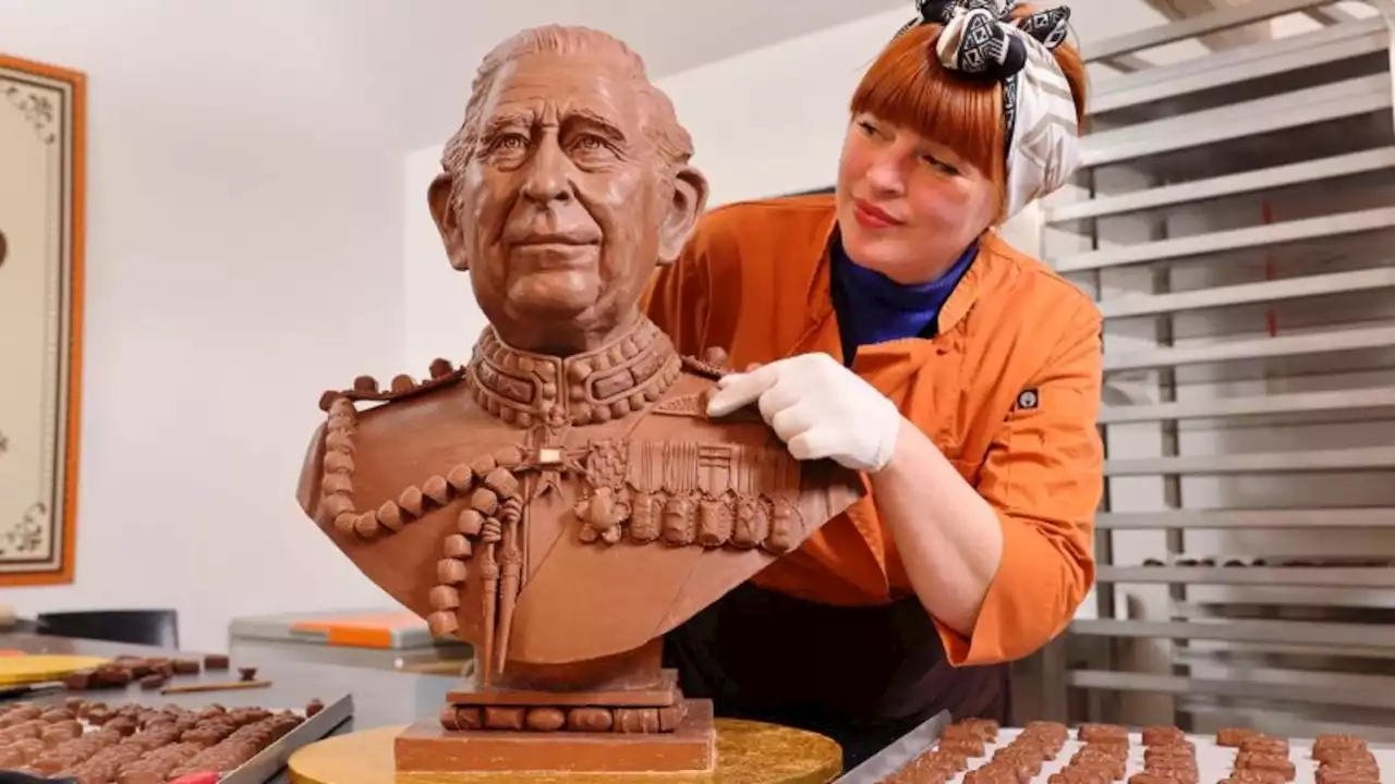 Crean escultura de chocolate del rey Carlos III para celebrar la coronación