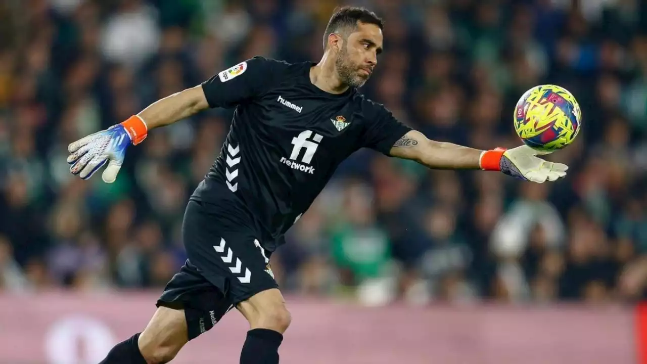 'Habrá más movimientos': la frase que definiría el futuro de Claudio Bravo en el Betis