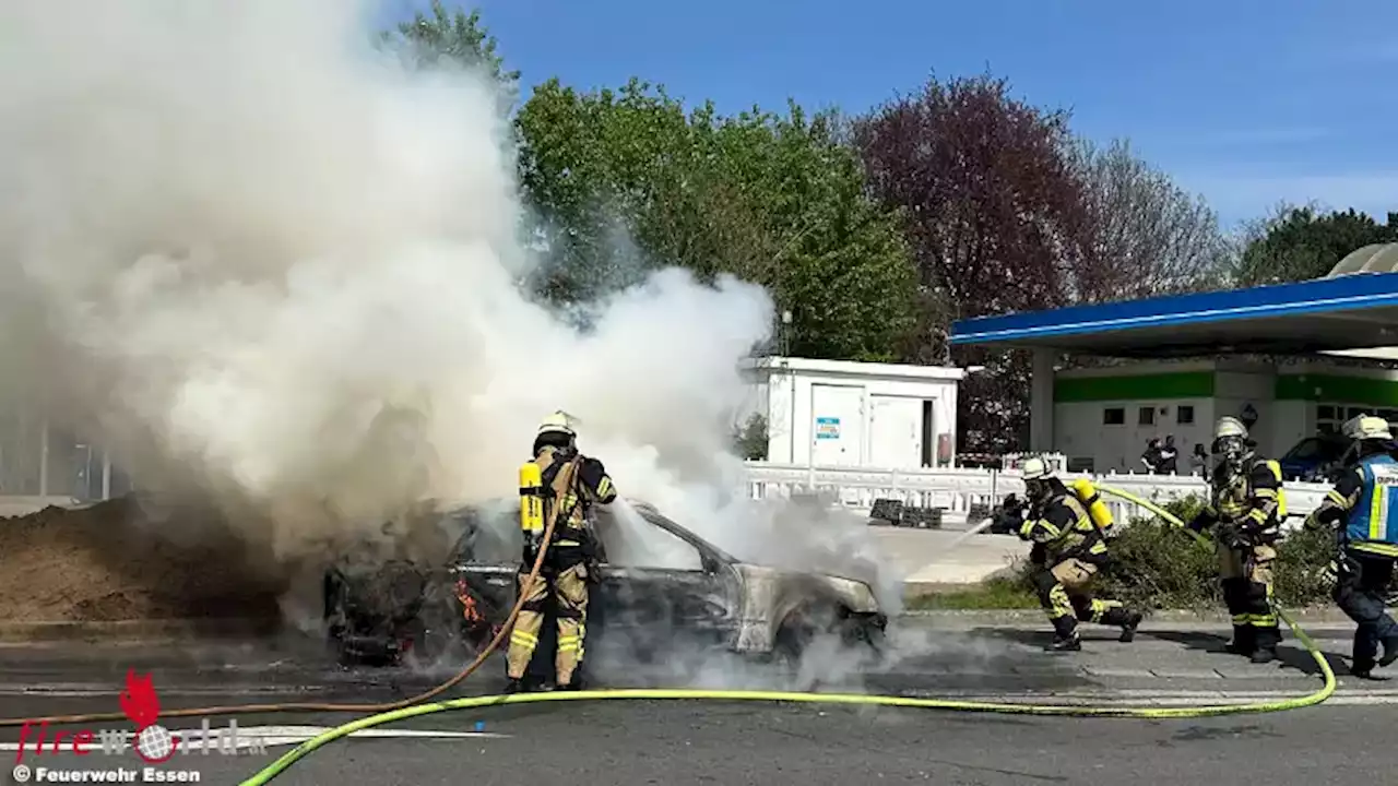 D: Pkw vor Tankstellengelände in Essen in Vollbrand