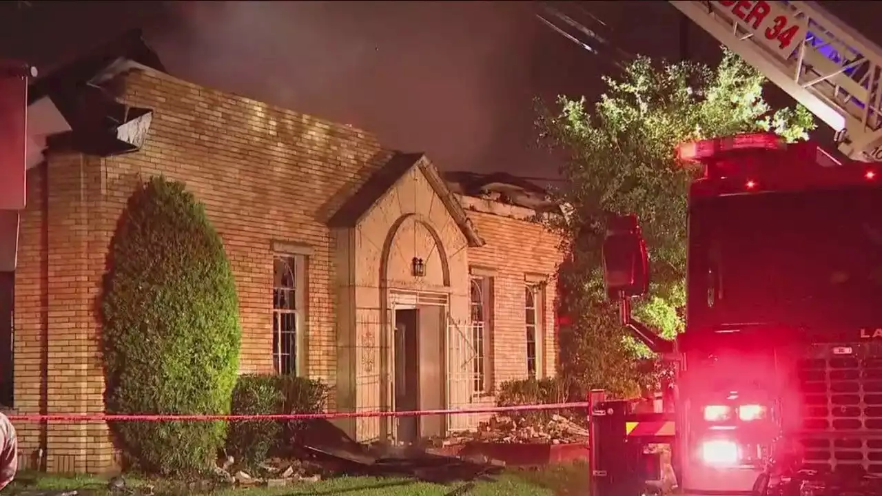 Houston firefighters investigating fire at Hunter Memorial Church resulting in $384,000 in damages