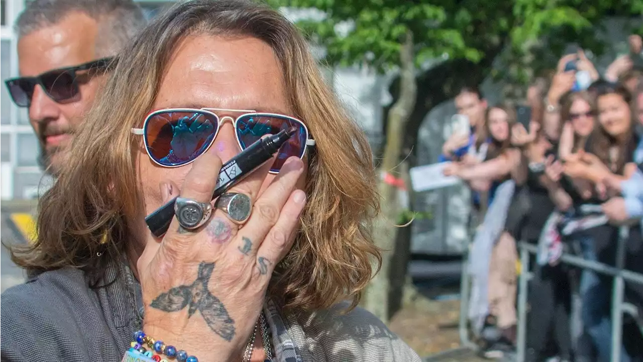 Johnny Depp méconnaissable, il ravit ses fans avec son plus beau look grunge à Paris - Grazia