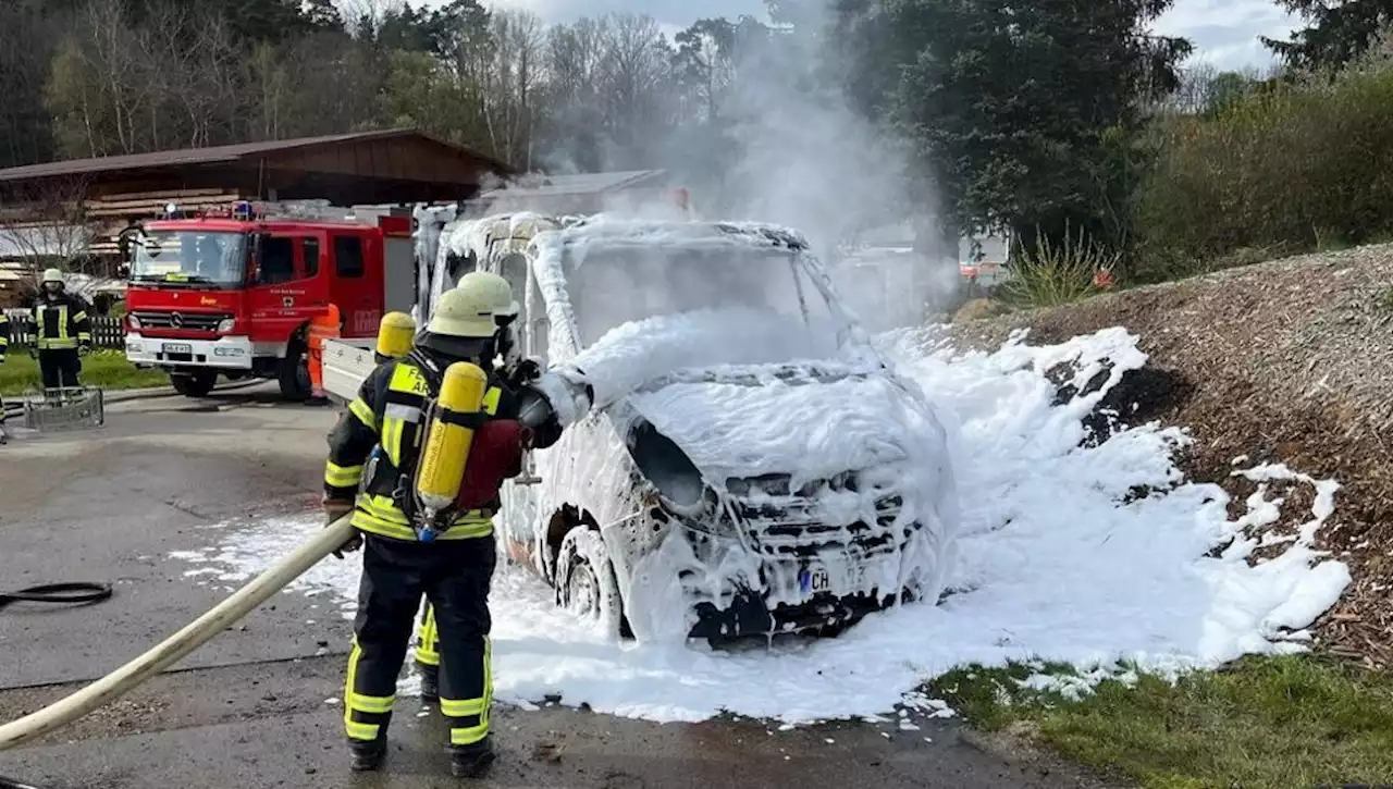 Einsatz in Bad Kötzting: Firmenauto brennt komplett aus - idowa