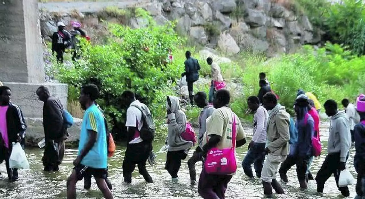 Migranti, presi i trafficanti di profughi: li smistavano fuori dall'Italia per 1.200 euro a testa