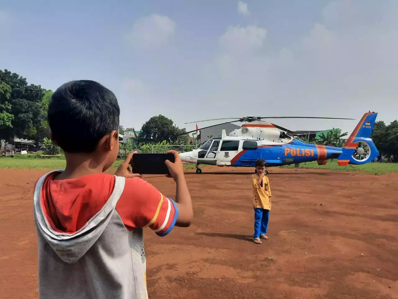 Helikopter yang Dinaiki Ridwan Kamil Mendadak Jadi Objek Swafoto Warga Depok