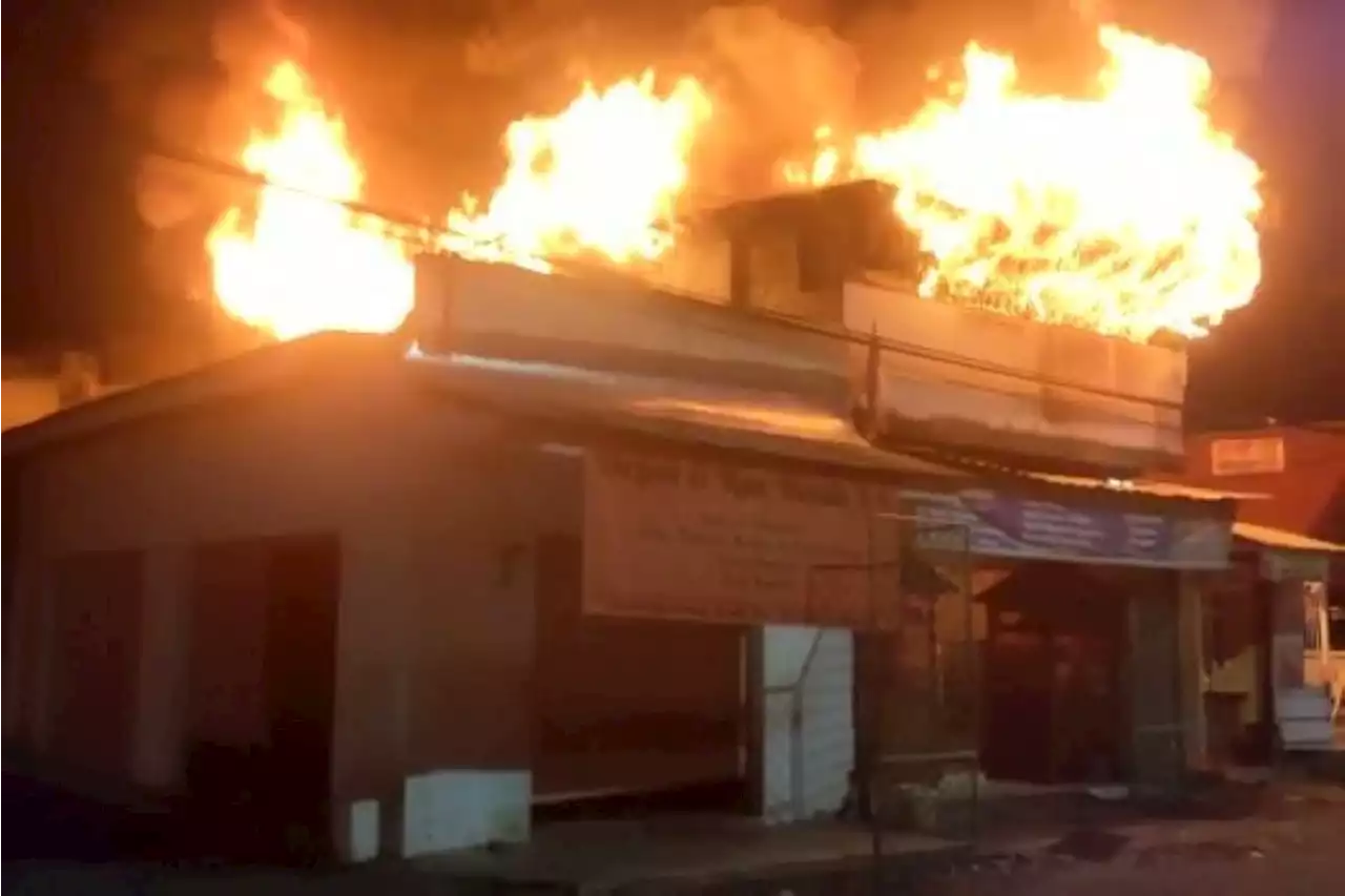 Lupa Mematikan Kompor, Rumah Makan di Bratang Gede Kebakaran