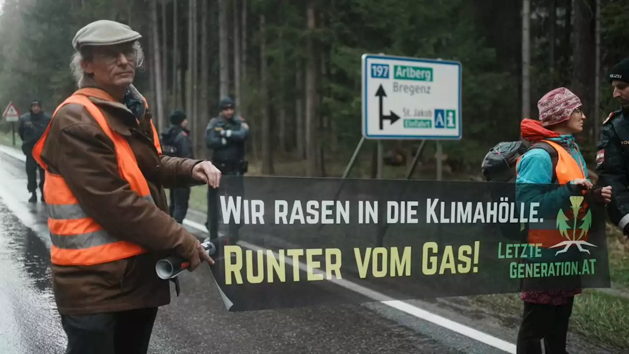 Klimaaktivisten sorgen für Stau auf Arlbergstraße