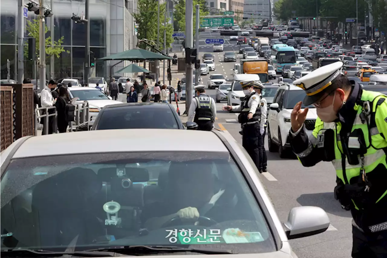 ‘우회전 일시멈춤’ 단속 일주일, “뭐가 위반이냐” 항의에 경찰도 ‘난감’