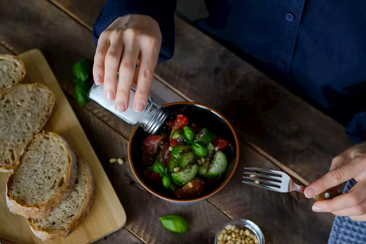 Qué hacer si te has pasado con la sal a la hora de cocinar: los consejos de un nutricionista para rescatar tu plato