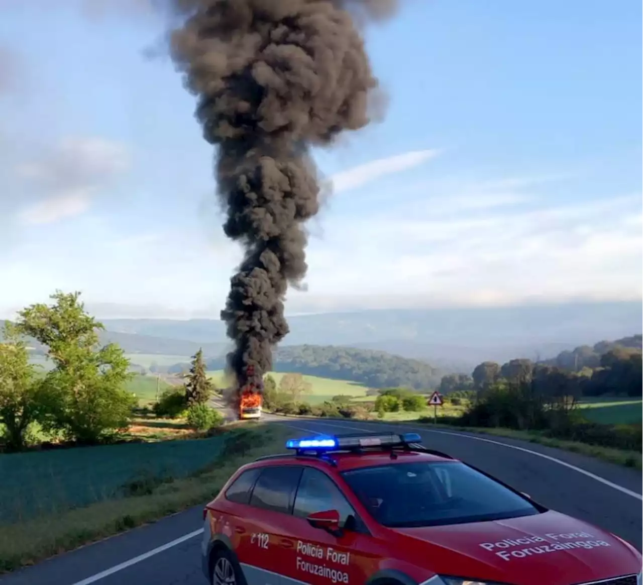 Se incendia un autobús escolar en la NA-129, en Mendaza (Navarra)