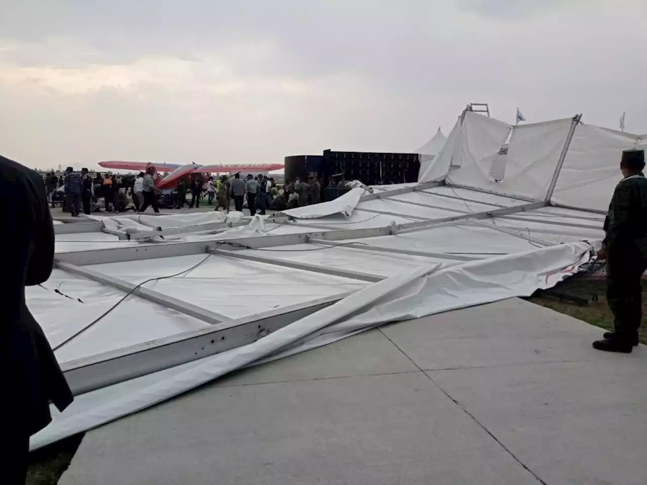 Cae lona en base aérea militar de Santa Lucía; deja 10 lesionados