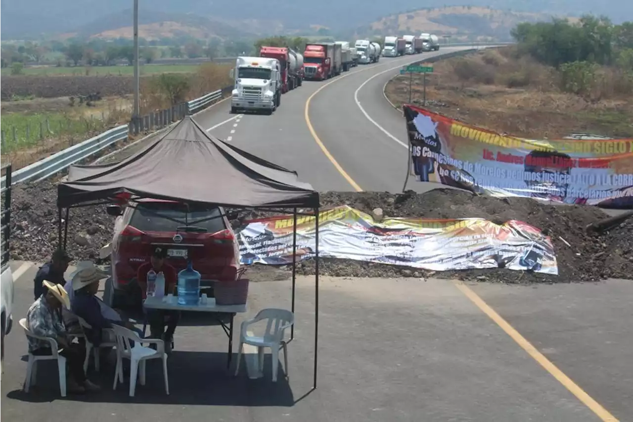 Ejidatarios de Morelos bloquean con tierra la autopista Siglo XXI