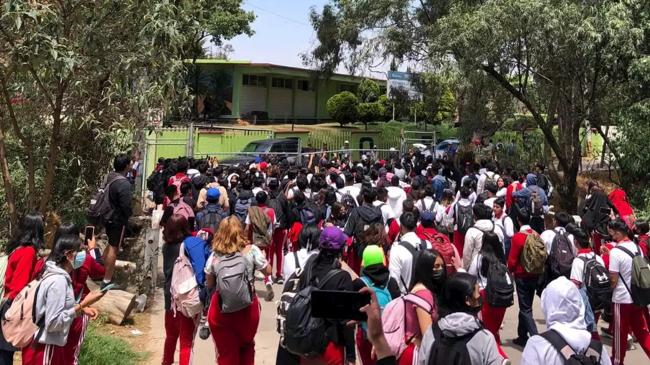 Alumnos toman el Cobaem en Huixquilucan en protesta por casos de acoso sexual