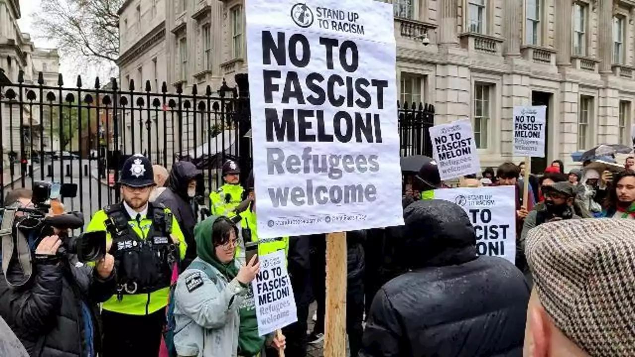 Meloni a Londra, tra i contestatori anche italiani: 'Sbagliato legittimare la Meloni, ma contestiamo anche il governo inglese per le sue politiche'