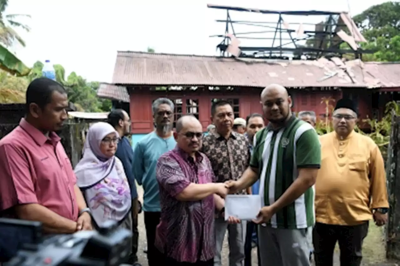 PM Anwar, Defence Minister extend financial assistance to fire victims in Rembau